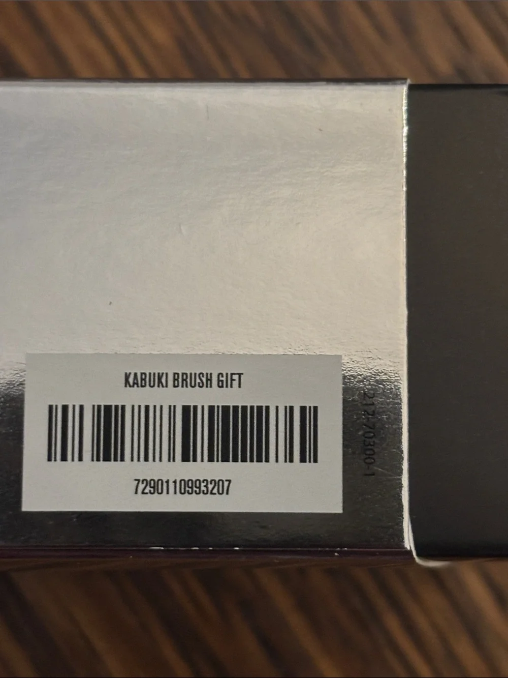 IL MAKIAGE Makeup Set in Black and Silver Packaging